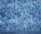 Mavi fayansları olan bir havuzun dibi. Havuz sıcak yaz günlerinde serinlemek için iyi bir yol